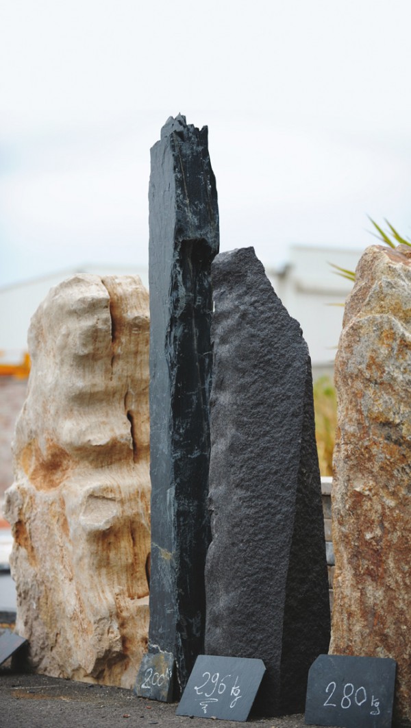 monolithes-calcaire-du-causse-flamme-basalte-et-gneiss.jpg