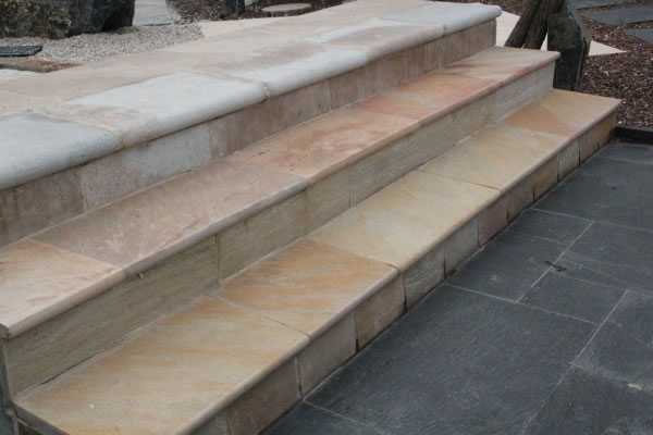 margelle calcaire du causse + quartzite rose + quartzite jaune 