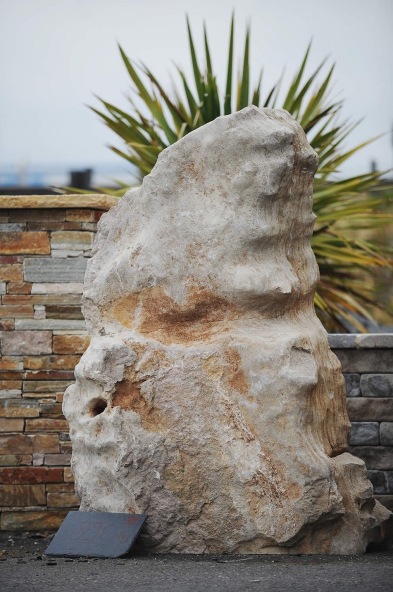 Monolithe en calcaire du causse