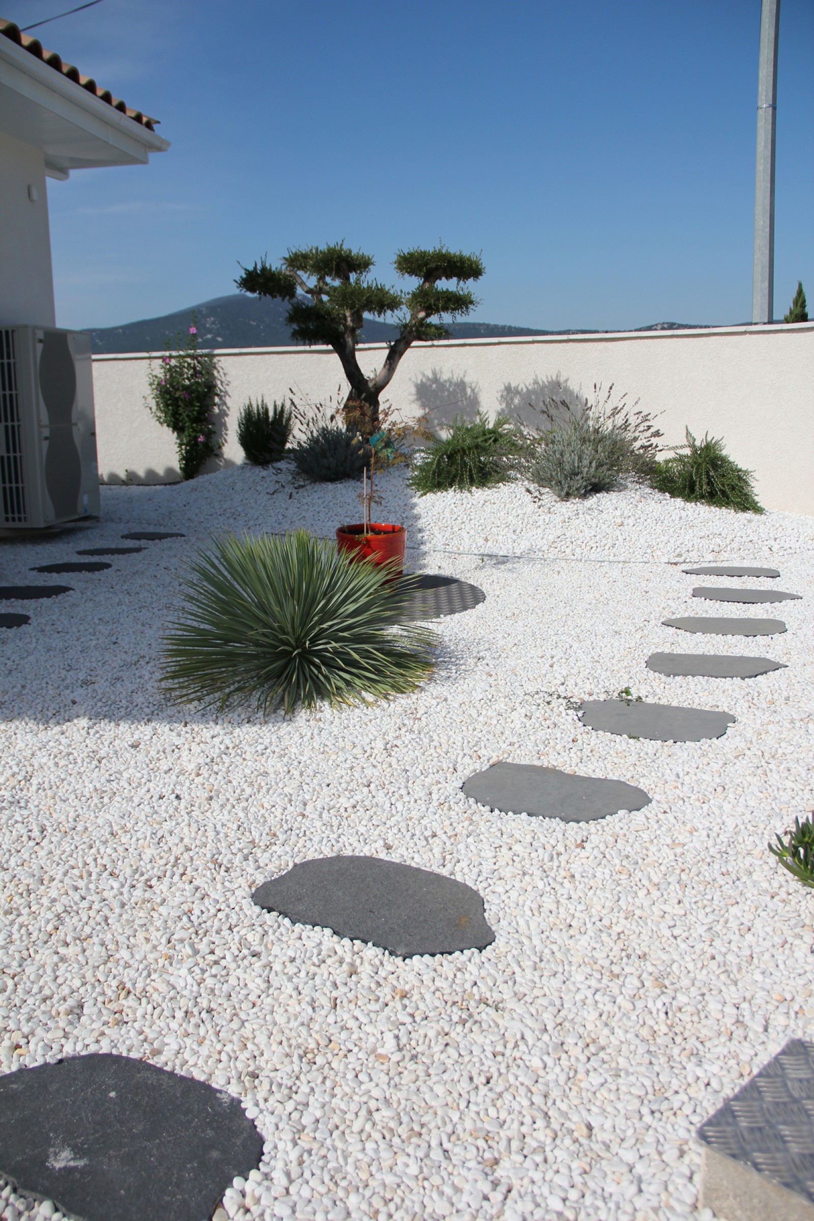 Pas japonais, traverse , allée de jardin, pierre naturelle, dalle