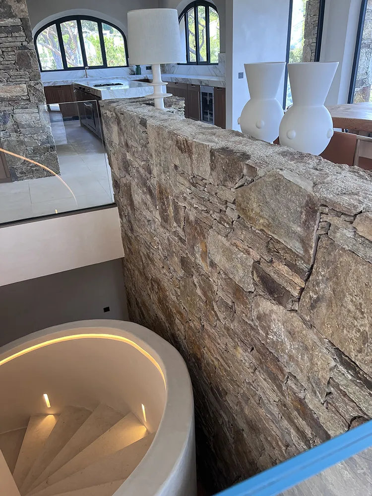 PIERRE A BATIR GNEISS DU CAROUX escalier