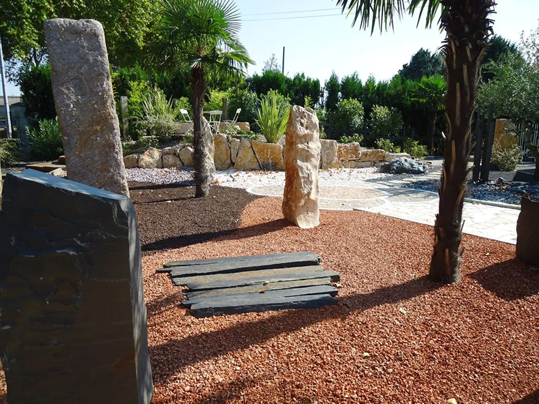 BRIQUE PILEE POUZZOLANE PIQUETS ARDOISE ET MNOLITHES Copier