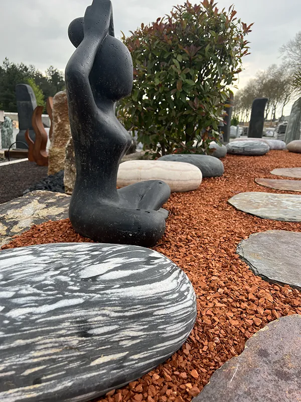 STATUE DANSEUSE BETON BRIQUE PILEE GALETS GEANTS ET PAS JAPONAIS MULTICOLORES ALBI