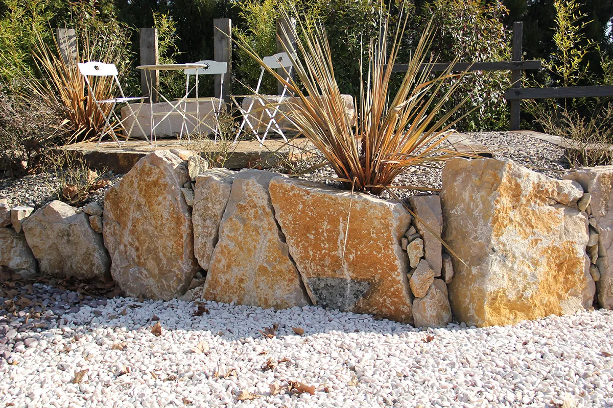 enrochements calcaire du causse et granulats marbre blanc