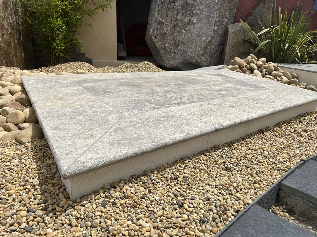 expo grimaud dallage et margelle travertin silver 1