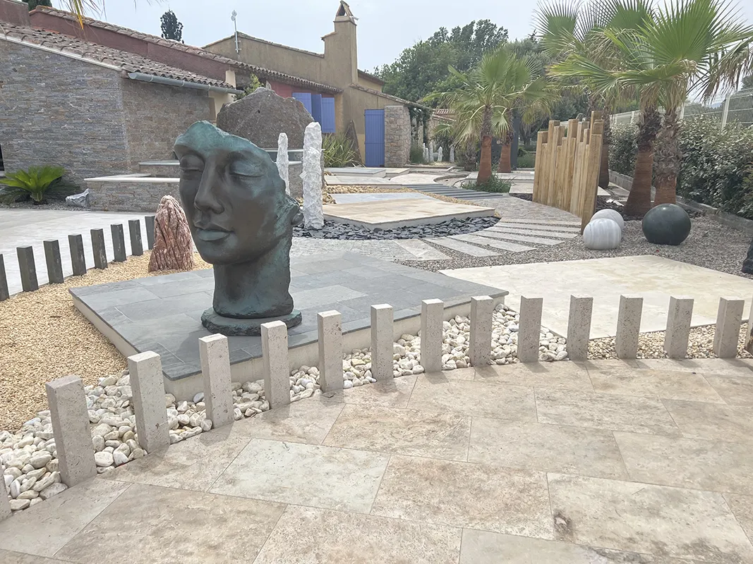 expo grimaud octobre 2022 BORDURES VIEILLIES TRAVERTIN 50X8X8CM ET STATUE VISAGE FEMME 136