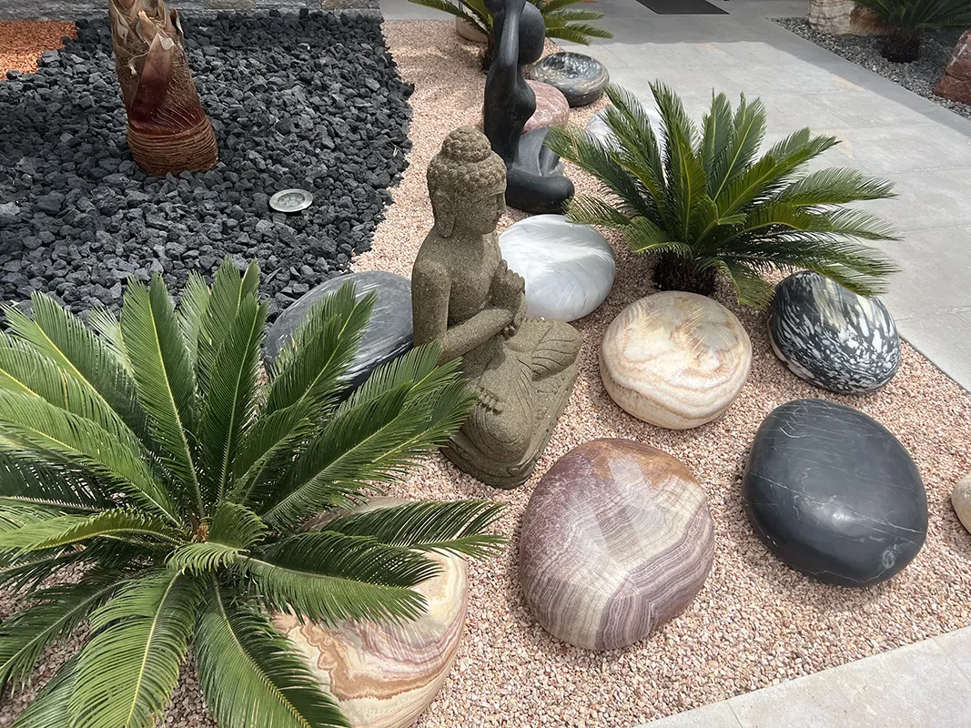 expo grimaud octobre 2022 galets geants graviers rose provence et statue grenn stone bouddha 127 Copie