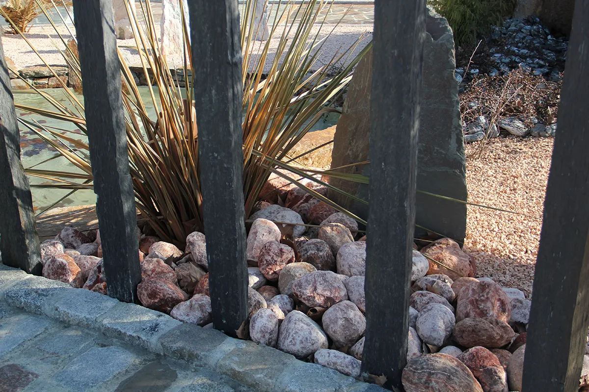 piquets ardoise et galets terracotta 1