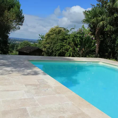 Dallage travertin rustic beige 61x40.6cm et margelles DEMI rond