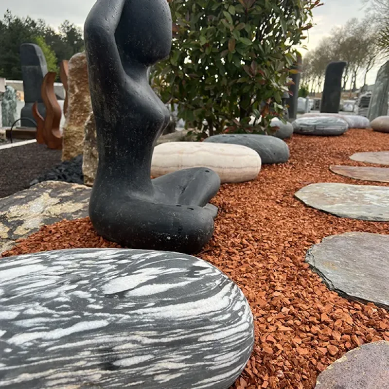 STATUE DANSEUSE BETON BRIQUE PILEE GALETS GEANTS ET PAS JAPONAIS MULTICOLORES ALBI