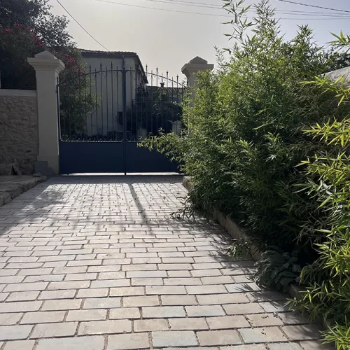 bandes calcaire du causse vieillies