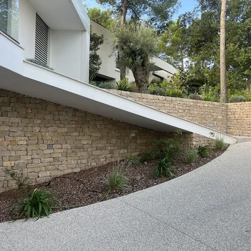 barrettes eclatees calcaire du causse pierre de bali en immersion et dallage perle de jena sable brosse 60x40cm