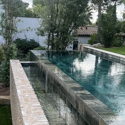 barrettes eclatees calcaire du causse pierre de bali en immersion et dallage perle de jena sable brosse 60x40cm